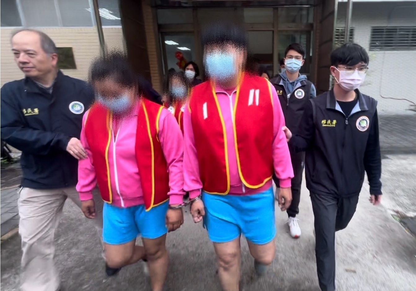移民署專勤人員押解非法仲介集團成員到案。(圖/記者 趙靜姸翻攝)