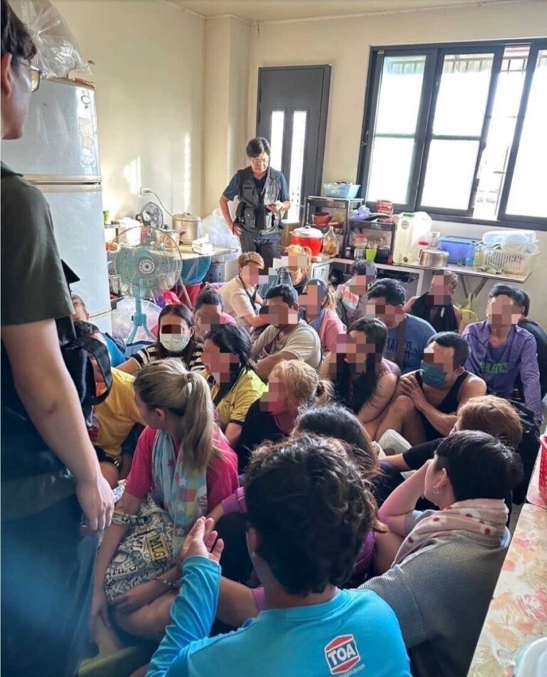 非法仲介以民宅容留多名非法外籍人士，現場擁擠。（圖／記者 趙靜姸翻攝）