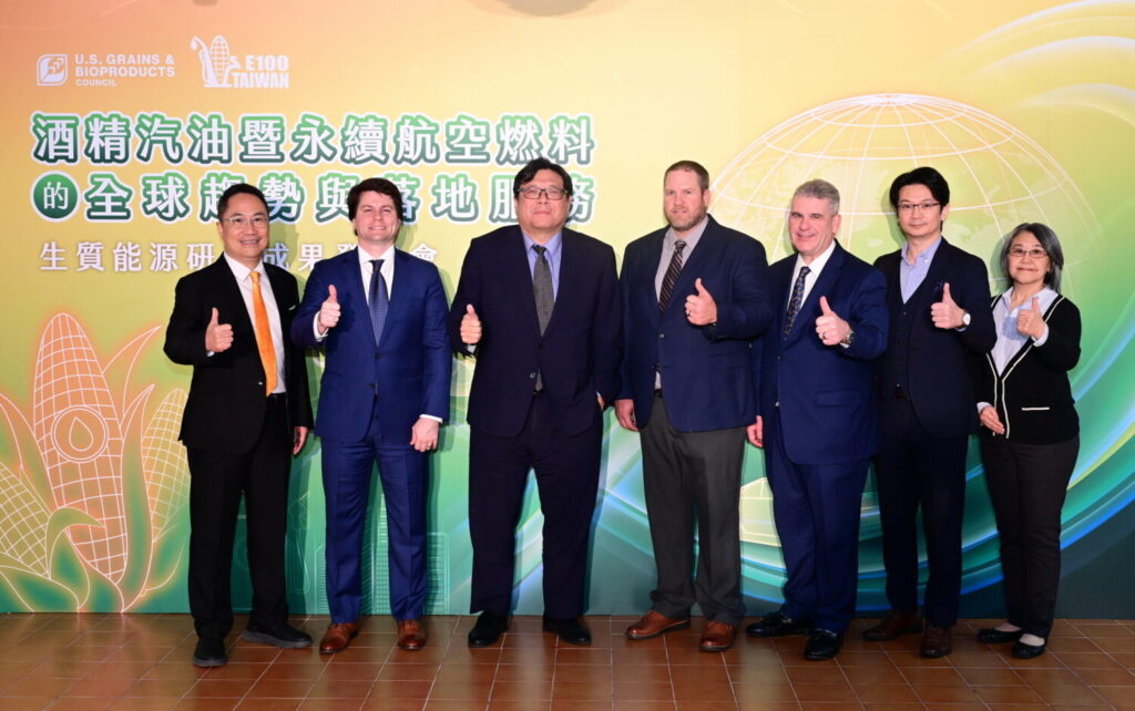 USGBC與中經院研究團隊共享生質能源研究成果。圖片左起為USGBC駐台代表盧智卿、美國在台協會農業組副組長白皓宇、中經院區域發展研究中心主任劉大年、美國堪薩斯州玉米委員會委員Derek Belton、USGBC副總裁Cary Sifferath、中經院能源與環境研究中心劉哲良主任及國際所所長温蓓章。（USGBC提供）