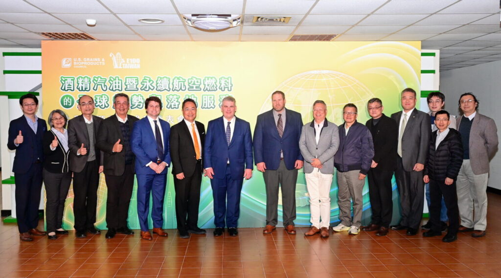 USGBC在2025年籌組酒精汽油委員會及SAF技術委員會，召開多次會議。圖片左起為中經院能源與環境研究中心主任劉哲良、中經院國際所所長温蓓章、台灣區車輛工業同業公會業務處處長吳進昌、台灣區車輛工業同業公會機車產業政策小組召集人吳添福、美國在台協會農業組副組長白皓宇、USGBC駐台代表盧智卿、USGBC副總裁Cary Sifferath、美國堪薩斯州玉米委員會委員Derek Belton、國科會台灣淨零科技方案推動小組主任林耀東、中技社顧問王釿鋊、中經院綠色經濟研究中心副研究員陳中舜、國際航空運輸協會台灣區總經理李育修、台灣經濟研究院研究一所副主任許中駿、中經院第三所高級分析師鄭睿合（前）及國家原子能科技研究院副所長郭家倫。(USGBC提供)