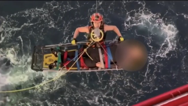 空中勤務總隊臺北松山機場駐地勤務第一大隊第一隊18日執行海難搜救任務。(空勤總隊提供)