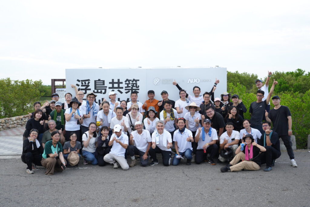 星耀開創跨域協作模式，年度開辦38場生態觀察實作。圖為雲林口湖辦理之生態浮島建置活動。（星耀提供）