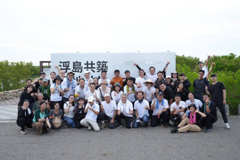 星耀開創跨域協作模式，年度開辦38場生態觀察實作。圖為雲林口湖辦理之生態浮島建置活動。（星耀提供）