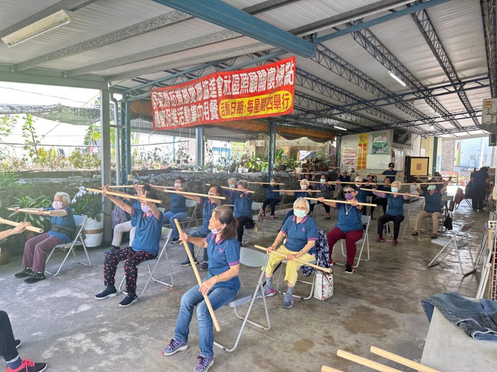 星耀精準對接高齡社區需求，開辦涵蓋知識健康講座、律動健身、休閒手作等多元學習課程。（星耀能源提供）