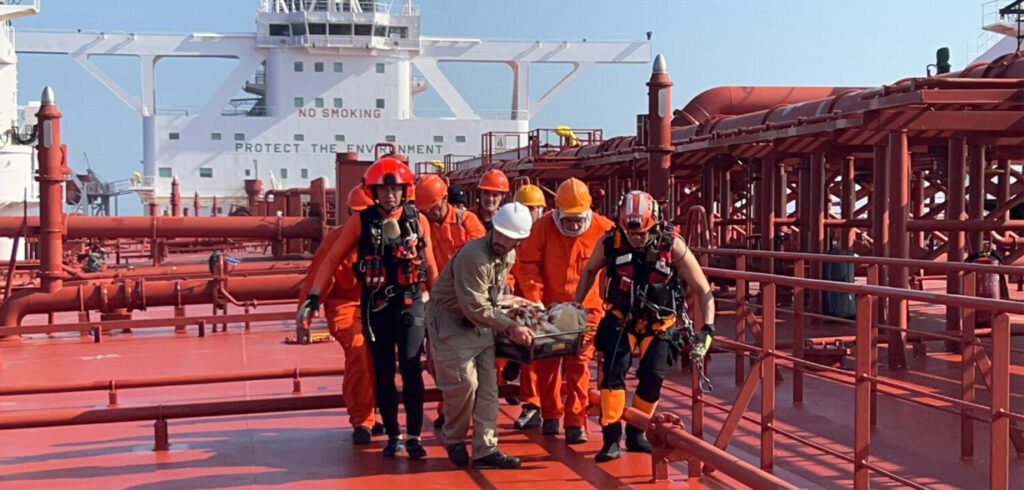 外籍油輪2名船員骨折受傷,海巡空勤聯手出動救援後送。(海巡署提供)