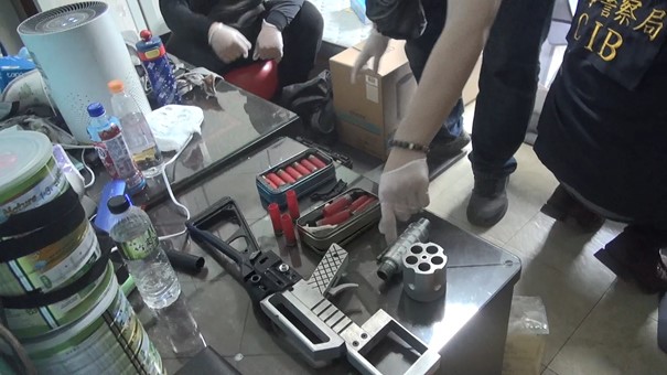 罕見「左輪散彈槍」現蹤　中市警刑大跨縣市破非法槍械案