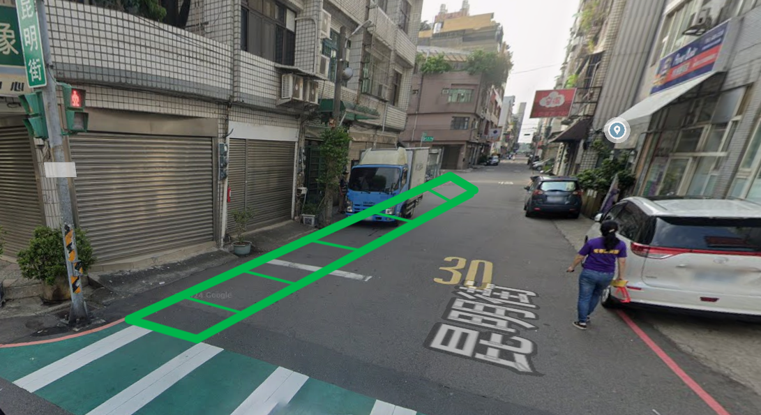 經過溝通後,最終三方取得共識,決議先行於昆明街3號延伸至桂林街的路段增設人行道(圖中綠色區域),並且於轉角處設立交通警示柱。(記者翻攝)