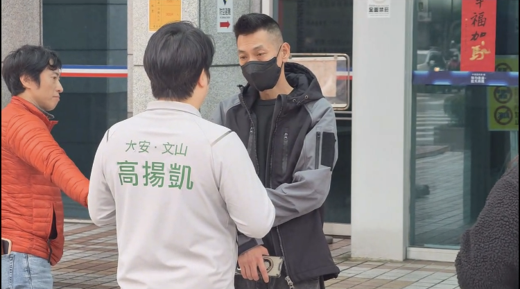 高揚凱於中國國民黨中央黨部要求遞交「挑戰書」，遭到拒收。(記者翻攝)