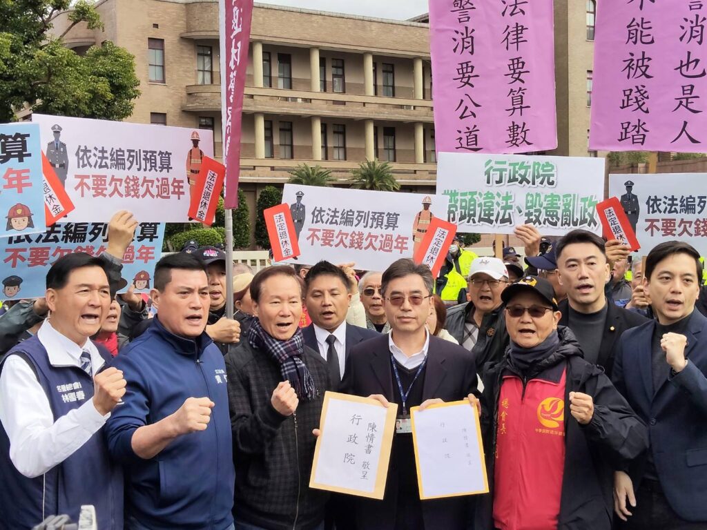 退休警消團體赴行政院大門前陳情抗議，國民黨平地原住民立委黃仁等立委也親自到場聲援力挺。(圖／黃仁國會辦公室)