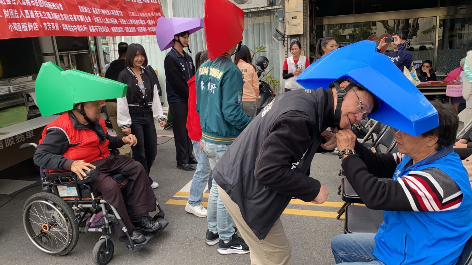 民眾黨徵召嘉義市長參選人張啓楷親自下場與經濟弱勢家庭暨身心障礙市民同樂。(記者 包克明攝)