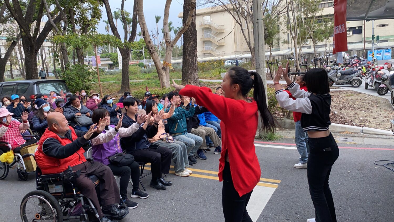 活動現場安排龍鳳兒舞蹈團帶動唱活動，透過大聲說出「我想你!我愛你!需要你!」互動口號與表演拉近彼此距離。(記者 包克明攝)