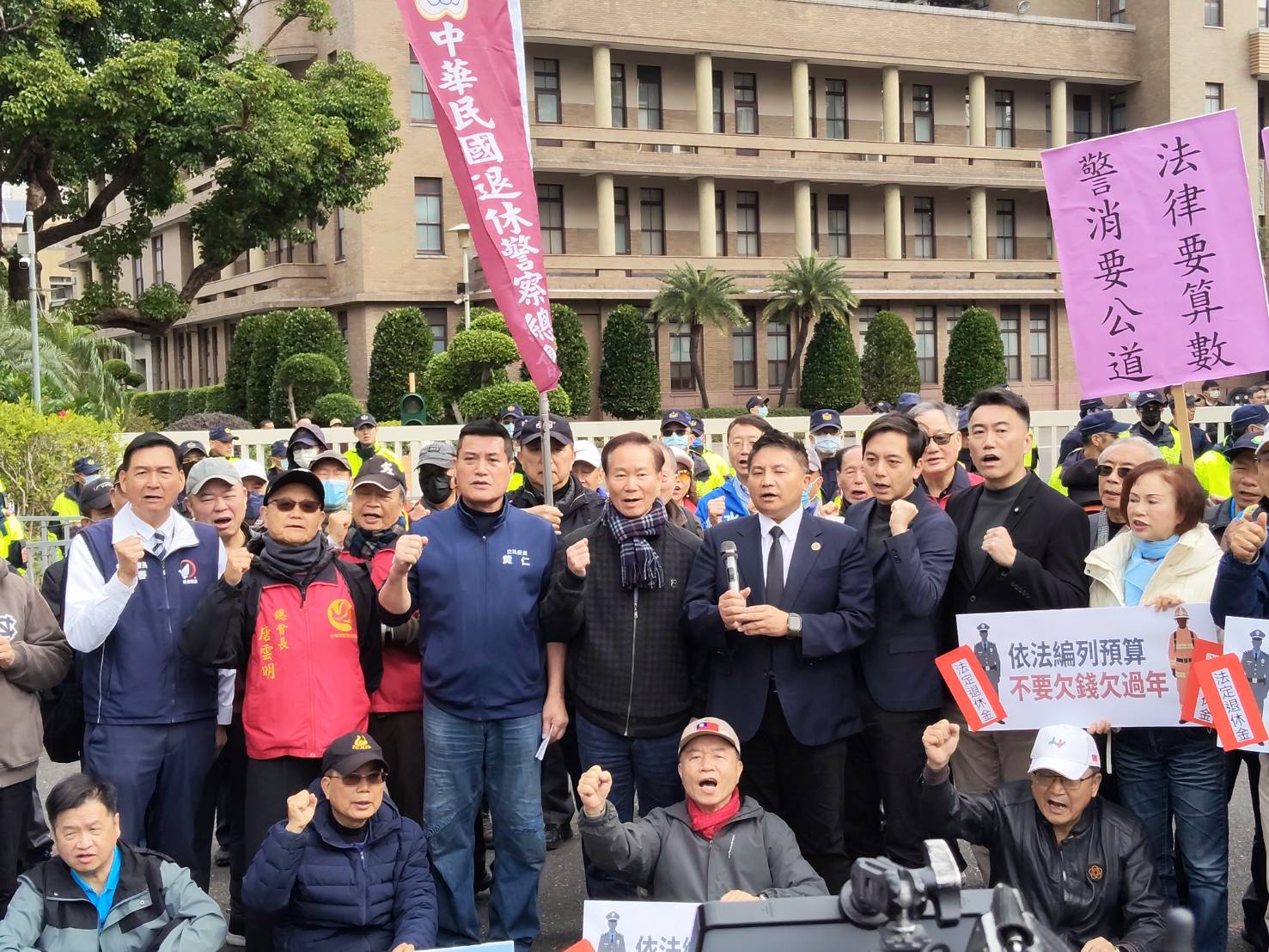 退休警消團體高喊「警消也是人，不能被踐踏」、「依法編列預算，不要欠錢欠過年」等口號。(圖／黃仁國會辦公室)