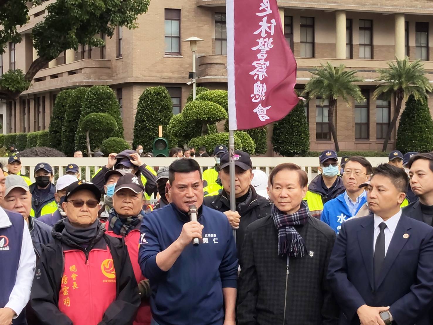 黃仁委員呼籲賴政府正視警消長期奉獻與實際生活困境。(圖／黃仁國會辦公室)