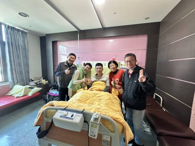 農曆年前最後一週，民進黨資深立法委員林岱樺 特別前往醫院探視一名因公重傷的國軍弟兄，場面溫馨感人。(圖／記者陳蒂蒂 翻攝)