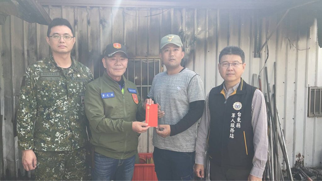 中華民國陸軍專科學校校友總會總會長黃光輝(左2)偕同校友會幹部前往災後現場關懷慰問陳姓上士(右2)。(記者翻攝)