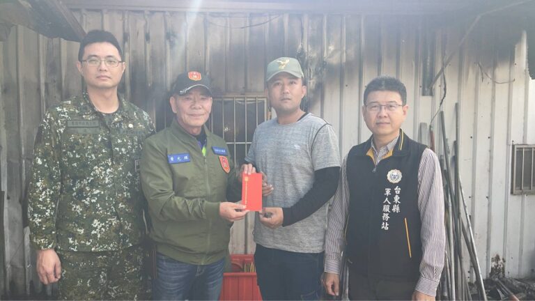 中華民國陸軍專科學校校友總會總會長黃光輝(左2)偕同校友會幹部前往災後現場關懷慰問陳姓上士(右2)。(記者翻攝)