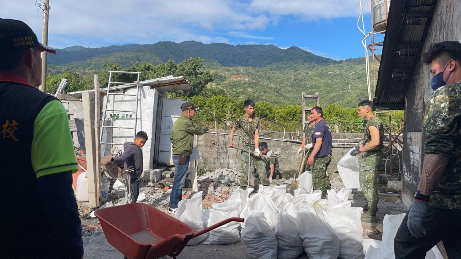 陳員所屬太平營區發揮濃厚同袍情誼，連上弟兄主動自願前往現場支援清理與復原工作。(記者翻攝)