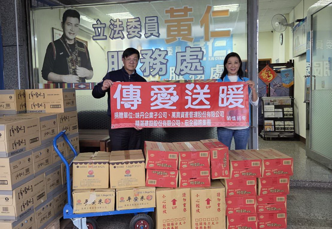 活動現場王春梅率同多位服務人員及議長吳秀華親自動手協助發放物資。(圖/記者翻攝)
