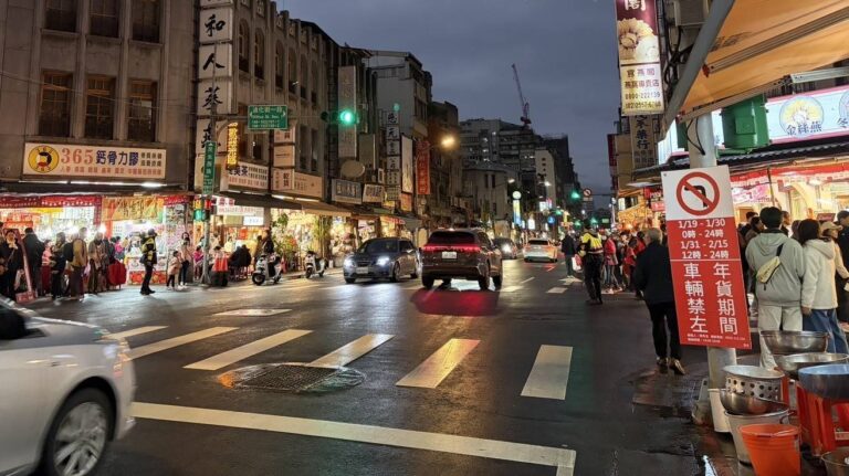 在前(31)日盛大揭幕的迪化商圈年貨大街活動期間,大同分局事前周延規劃、即時應變,成功達成治安、交通「零事故」目標,專業表現獲民眾肯定。(圖/記者戴昱弘 翻攝)