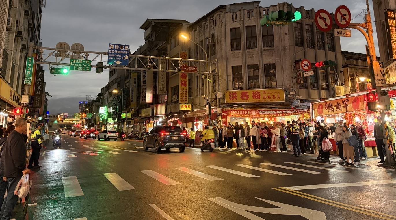 活動期間，一旦局部路段出現流量增加，立即派員到場指揮疏導與違規取締，有效化解交通瓶頸，維持商圈周邊幹道順暢運作。(圖／記者戴昱弘 翻攝）