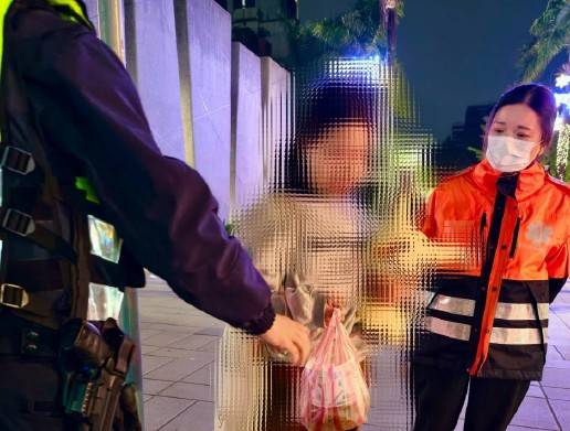 大同分局員警自掏腰包購買晚餐送弱勢民眾。(圖/記者戴昱弘 翻攝)