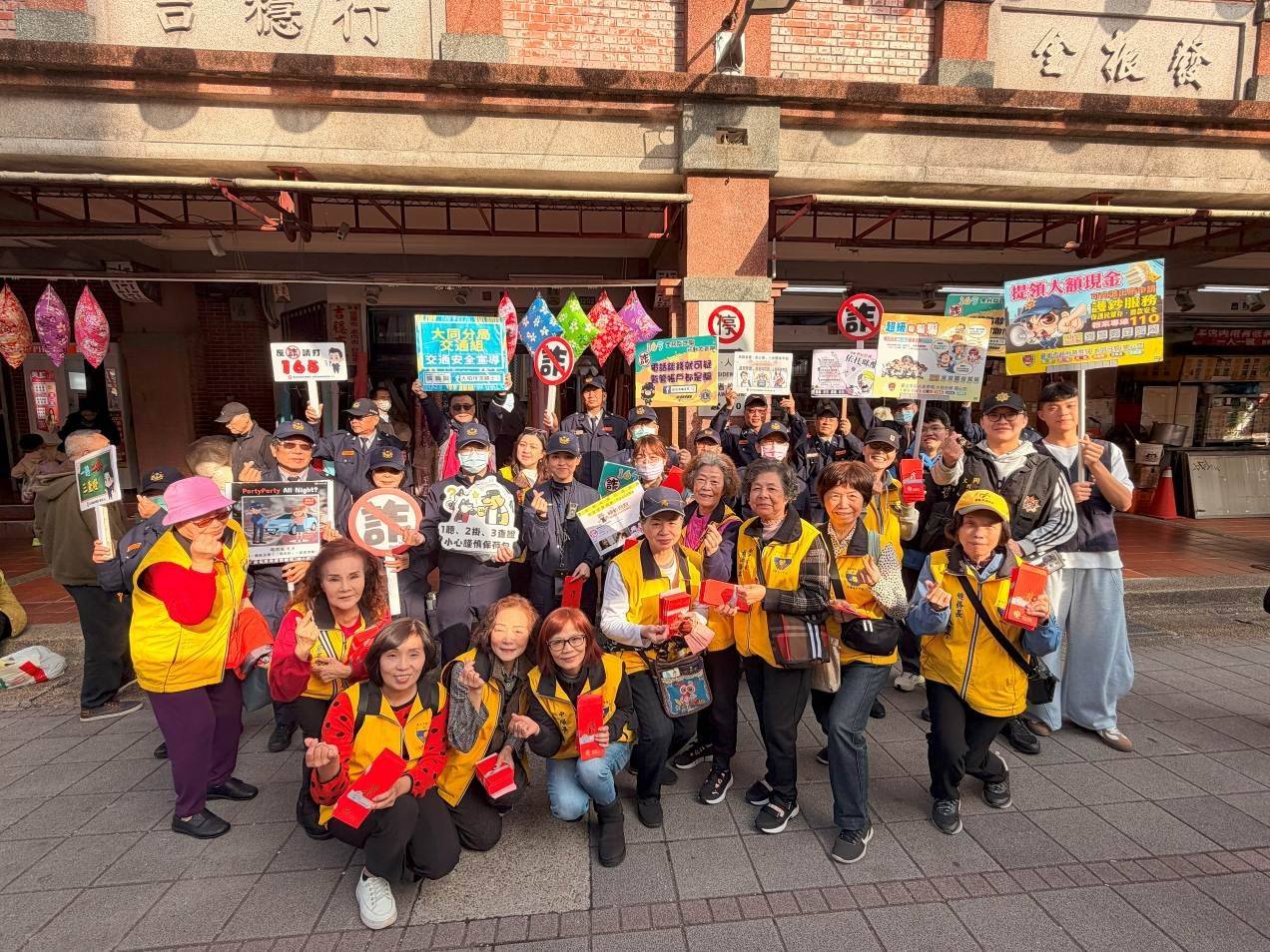 大同分局於前（3）日下午，在迪化商圈舉辦「犯罪預防及交通宣導遊街活動」，圖為參與活動的員警、義警及志工團隊。(圖／記者戴昱弘 翻攝）