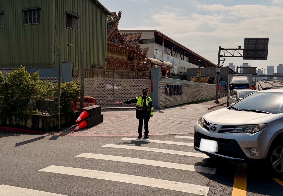 因應115年度春節前夕臺北果菜、漁市場採購高峰，富民路周邊實施局部交通管制措施。（圖／記者 趙靜姸翻攝）