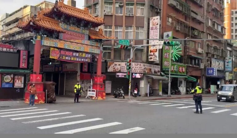 春節期間萬華分局將對「龍山寺」周邊道路實行彈性管制，維護行人安全與交通順暢。（圖／記者 趙靜姸翻攝）