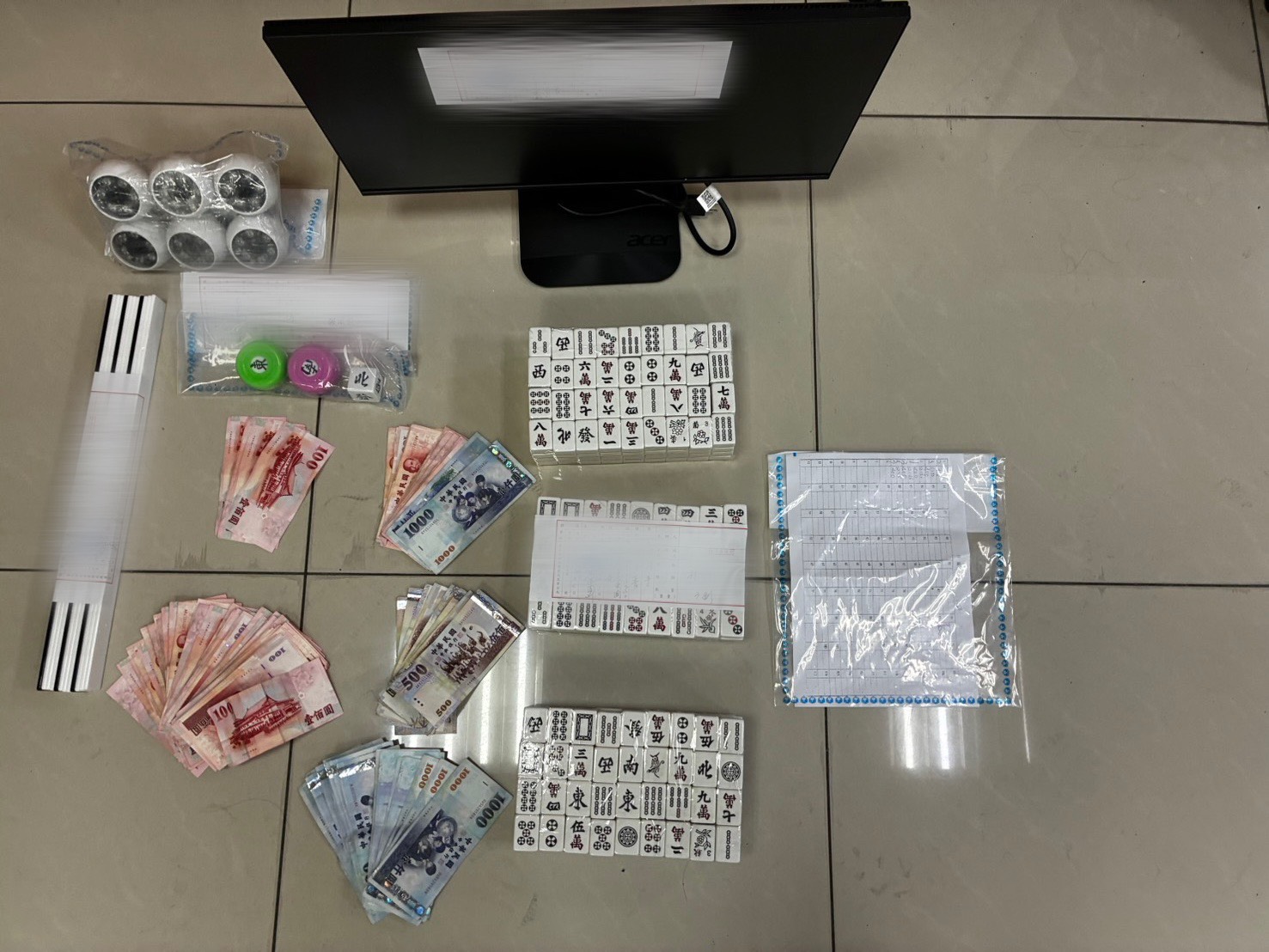  警方於現場查扣之證物照片。（圖／記者 趙靜姸翻攝）