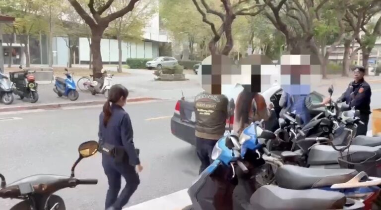 萬華分局員警將現場人員帶上車。（圖／記者 趙靜姸翻攝）