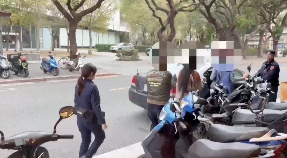 萬華分局員警將現場人員帶上車。（圖／記者 趙靜姸翻攝）