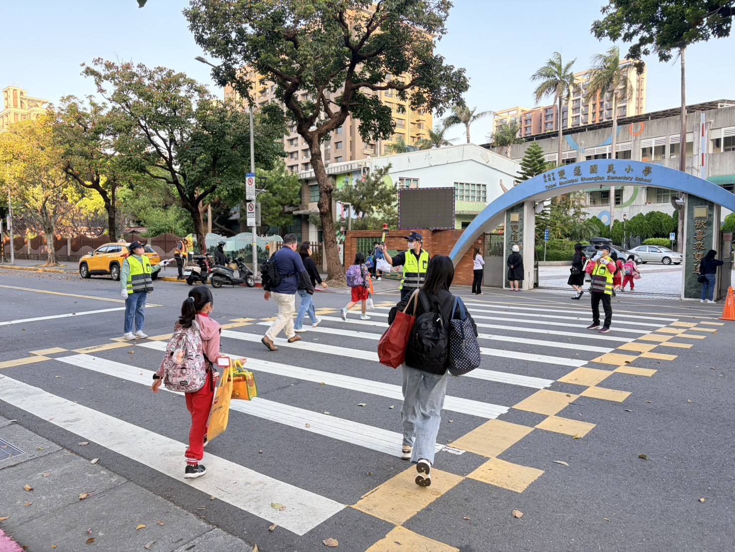 大同分局員警執行護童勤務維護學生上學安全。(圖/記者戴昱弘 翻攝)