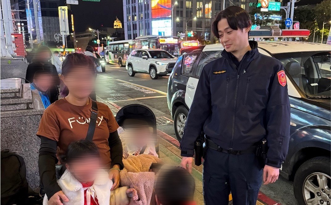員警協助孩童與家人團圓。（圖／記者 趙靜姸翻攝）