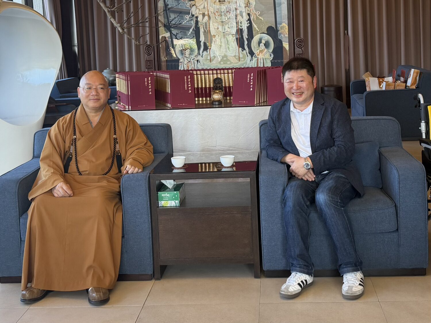 張峻(右)與佛光山方丈心保大和尚合影。(圖/記者 趙靜姸翻攝)