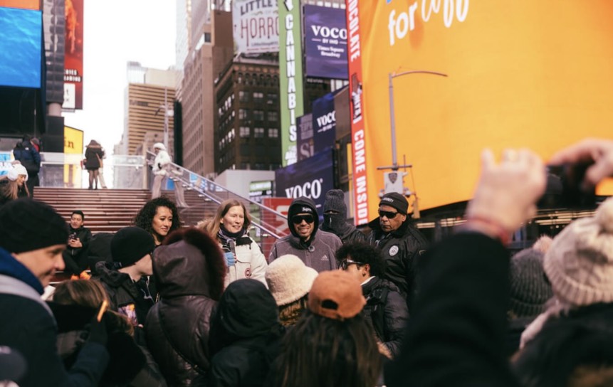 阿卡莎納一月才帶領團隊FIVE TWO EIGHT登上紐約時代廣場。(圖/阿卡莎納團隊 提供)