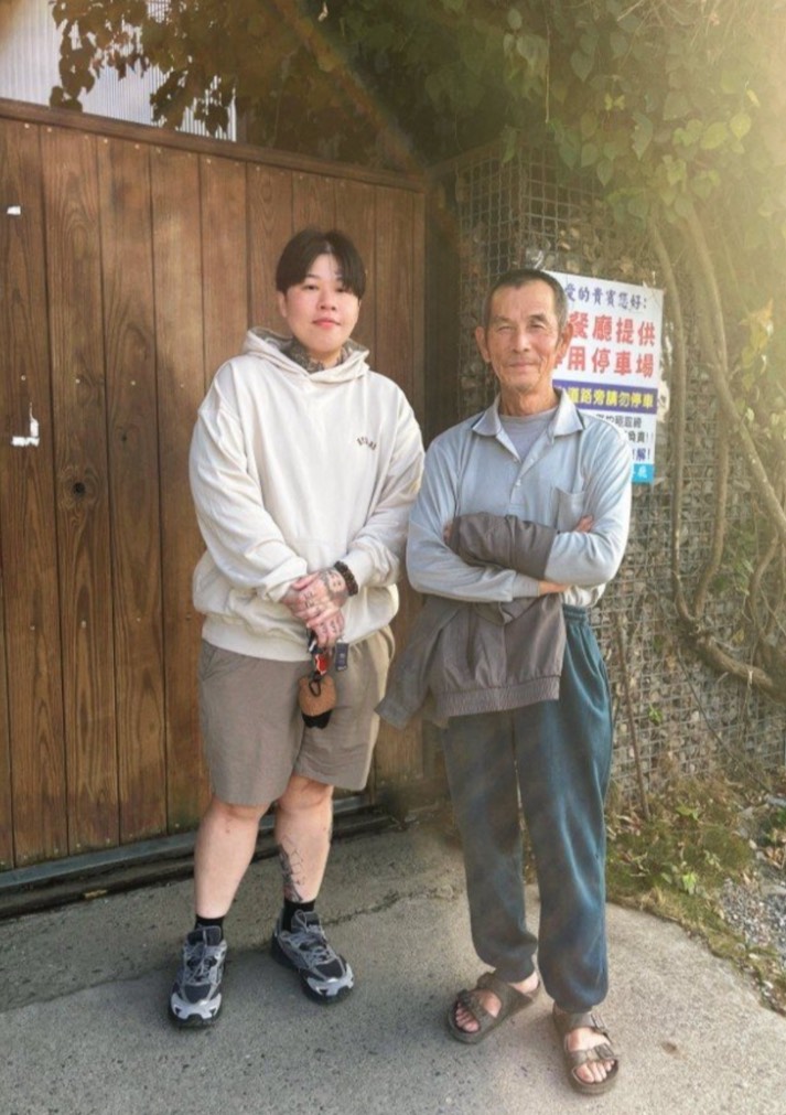 鍾幸容的人生,影響她最深的是她的父親,屏東務農子女的她,傳承了父親(右)屹立不搖的精神,如今創業才能如此腳踏實地更不忘回饋公益。(圖/527刺青室 提供)