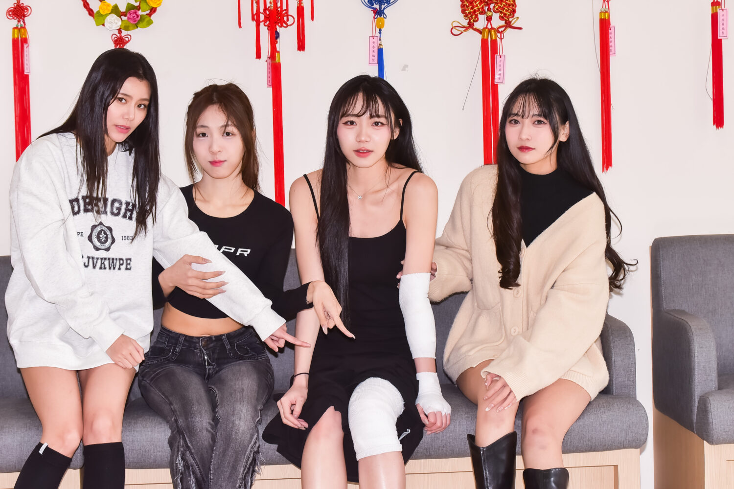 啦啦隊女孩飛飛（右二）摔車全身傷仍出席公益活動，好友各務礼美奈（左一）、貝拉（左二）、十一（右一）獻上關心慰問。(圖/紅心字會 提供)