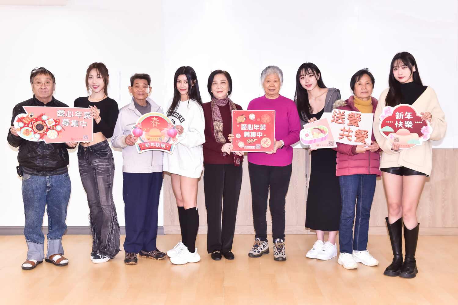 啦啦隊女孩貝拉、各務礼美奈、飛飛、十一與紅心字會長輩一起號召民眾響應捐年菜。(圖/紅心字會 提供)