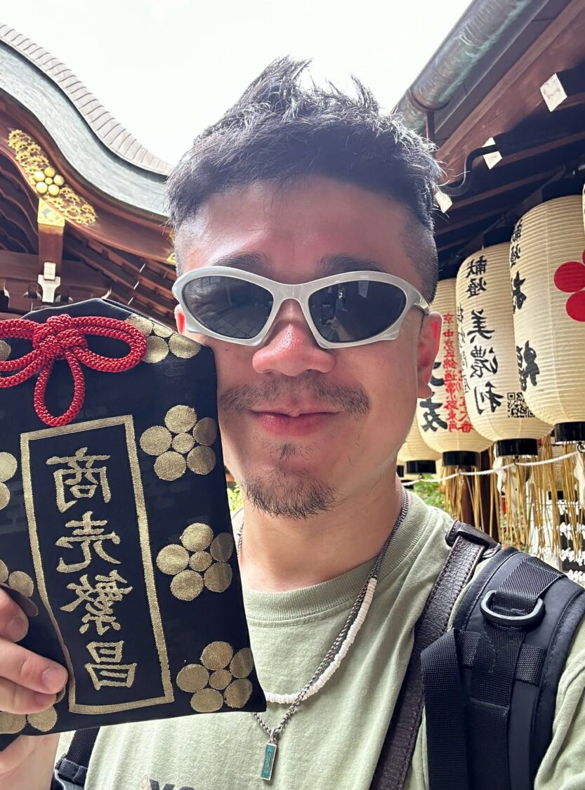 麥基最近忙著去東京幫大家求日本大流行的熊手御守納福,添加運氣、財富、平安、出入平安都可以。(圖/麥基 提供)