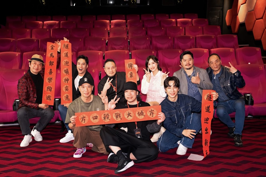 資深演員九孔（左1）親自提筆春聯，祝《隧道大逃殺》大殺四方。(圖/劇匯文創 提供)