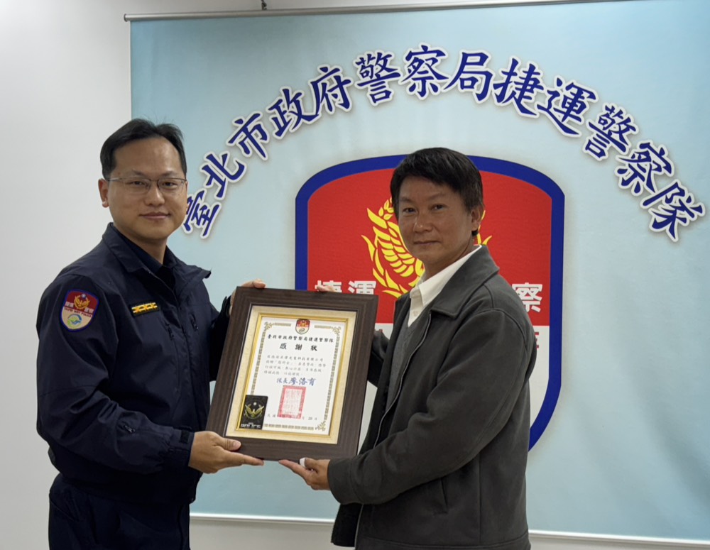 穎詩國際有限公司總經理黃耀銘（右）。（記者李健興翻攝）