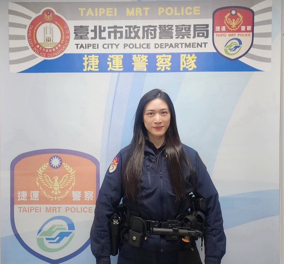 捷運新進女警劉彧彣。（記者李健興翻攝）