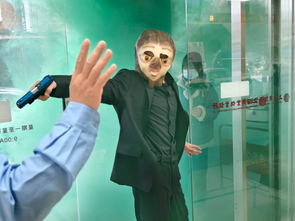 三重警防搶演練超逼真。（記者李健興翻攝）