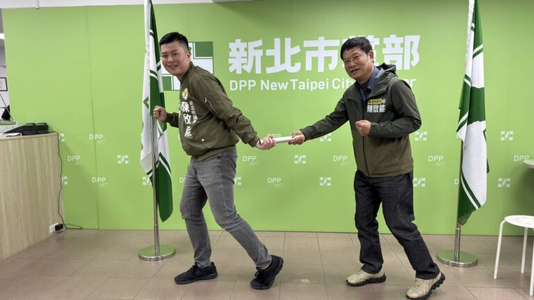 陳啟能攜手陳俊維宣示三蘆責任傳承。（記者李健興翻攝）