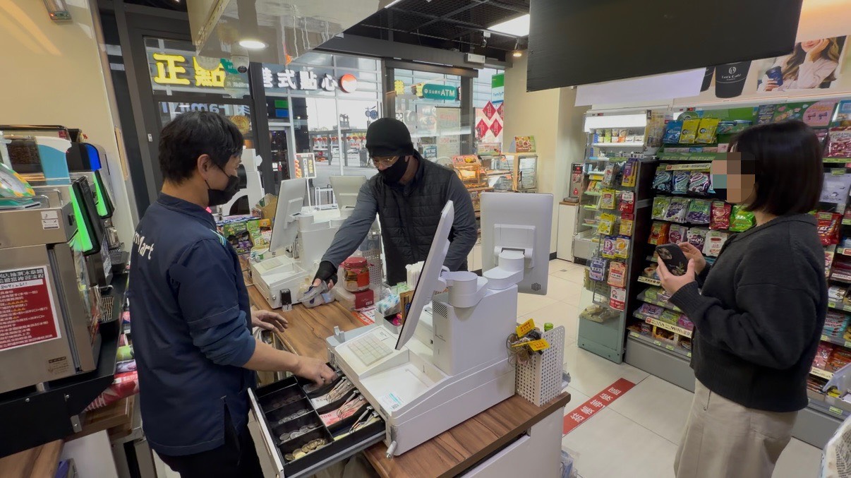 鐵警花蓮分局結合車站超商防搶演練。（記者李健興翻攝）