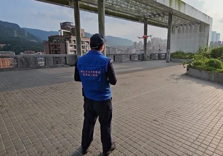 警方利用空拍機掌握交通狀況。(記者李健興翻攝)