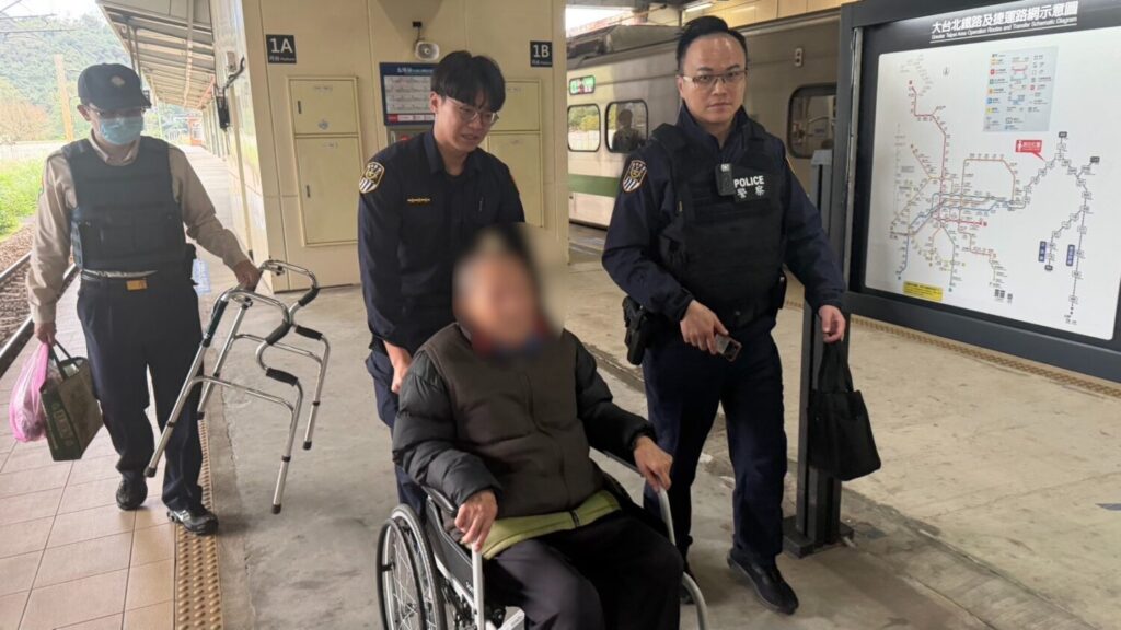 警方將老翁帶返派出所照護。（記者李健興翻攝）