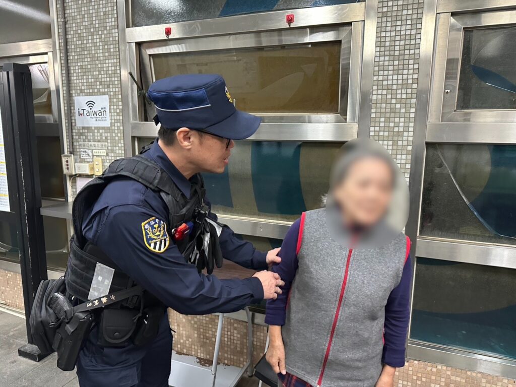 警方將老婦帶回所內照護。（記者李健興翻攝）