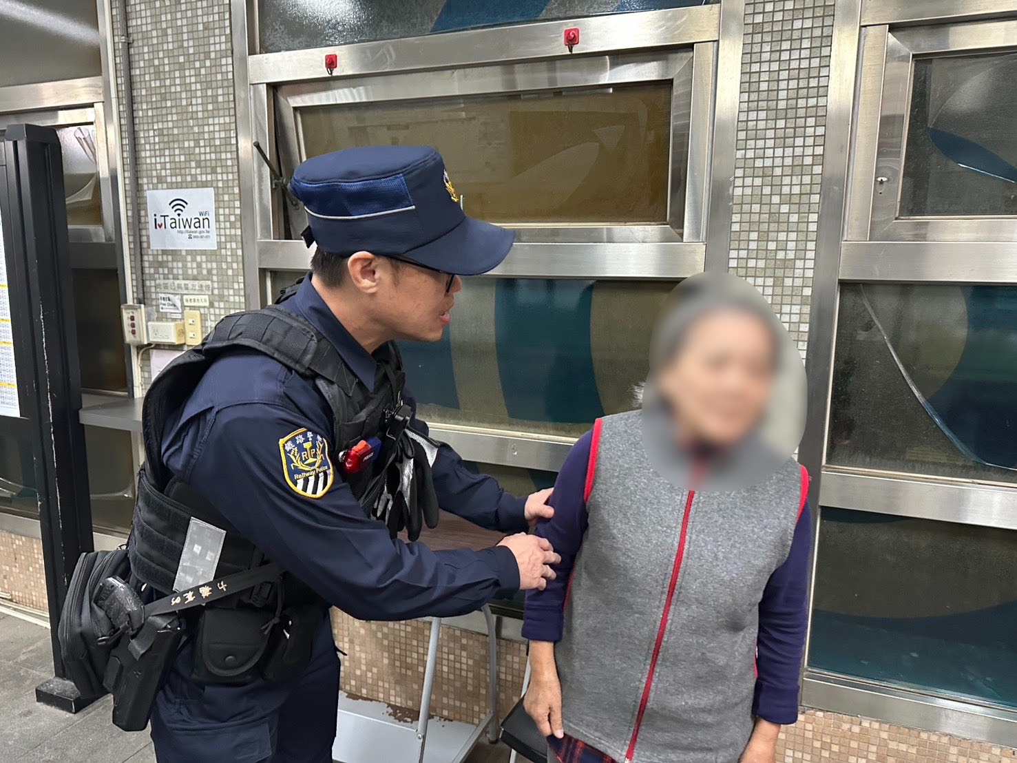 警方將老婦帶回所內照護。（記者李健興翻攝）