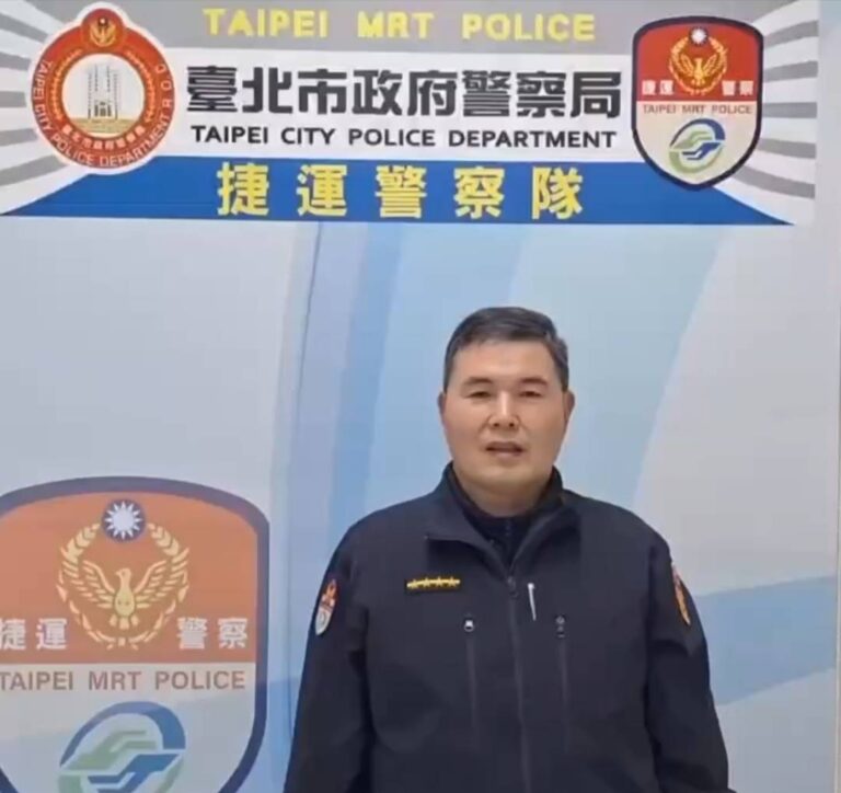 捷運警察隊第四分隊小隊長陳盈嘉說明情況。(記者李健興翻攝)